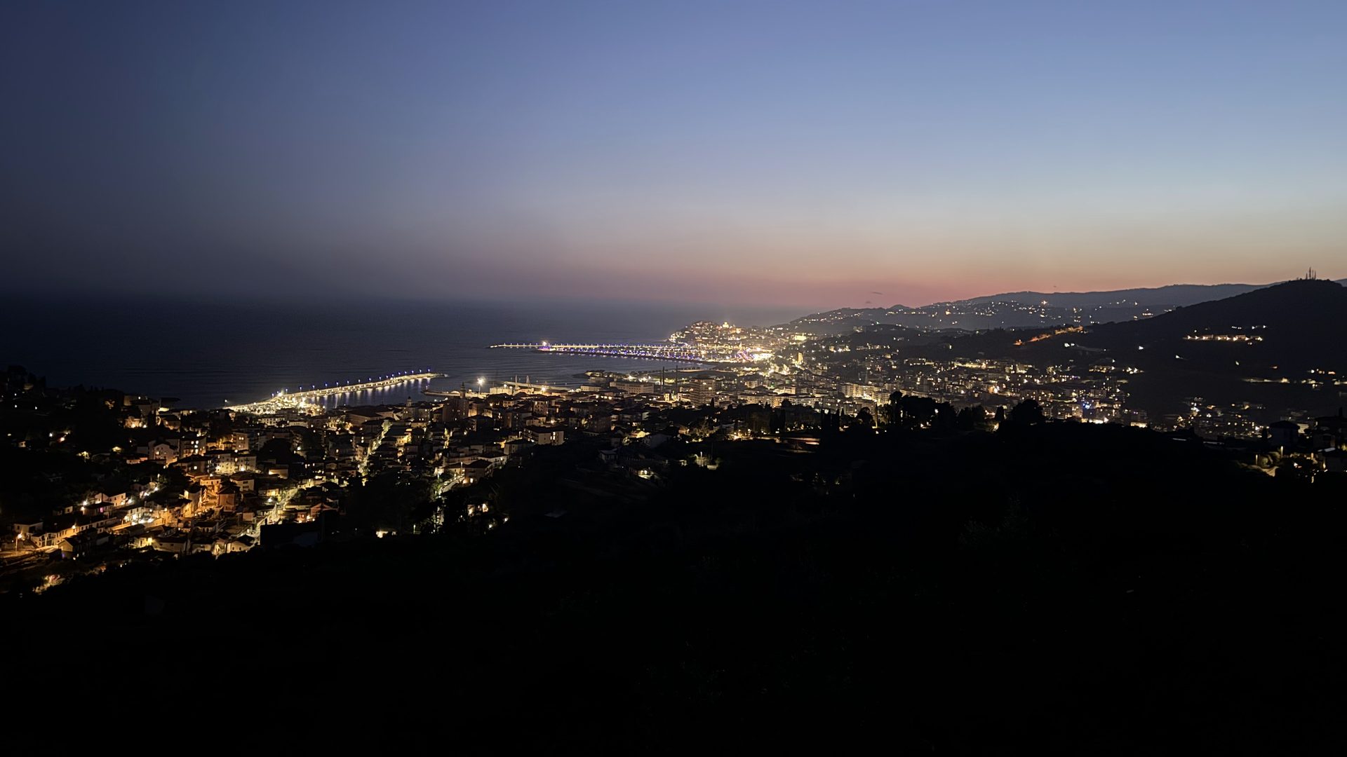 Blick von unserem Grundstück auf das abendliche Imperia und Porto Maurizio